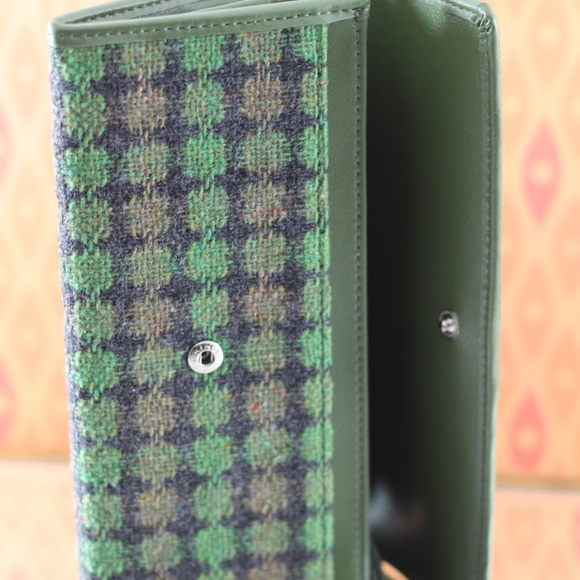 LOFT Green Fabric Wallet - Picture 9 of 10